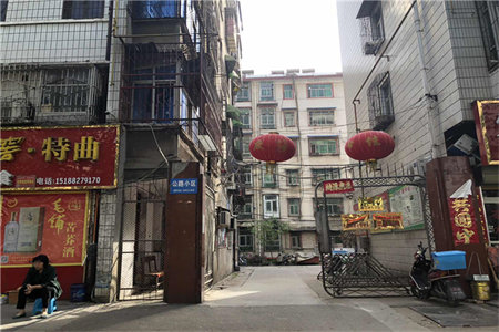 太阳城附近4楼113平送车库44.8万